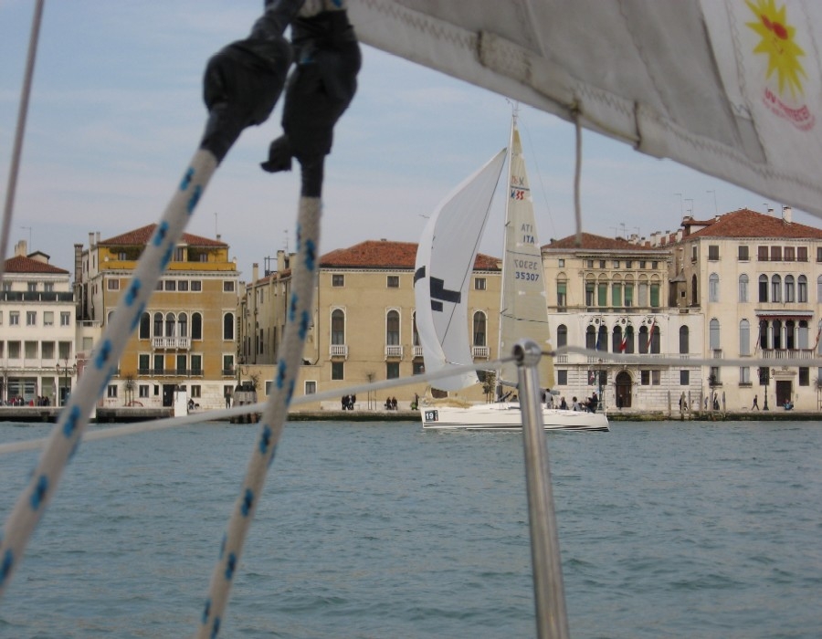 Su Devil 1 una vista di Venezia tra le scotte del fiocco e la battagliola